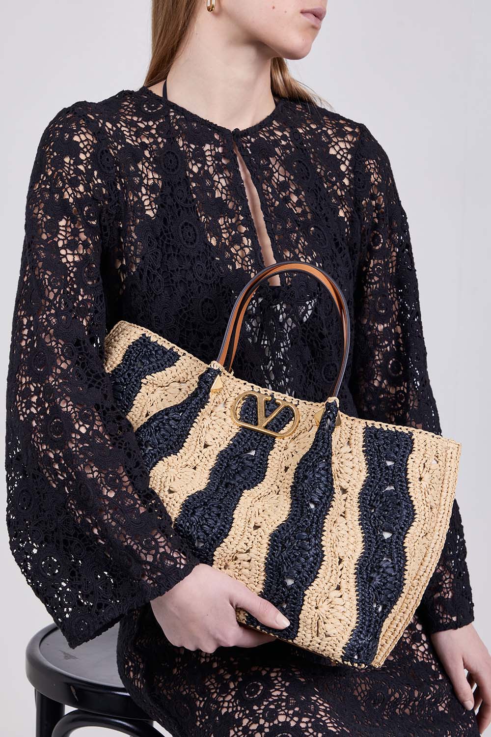 תמונת כל הלוק של תיק קש מדיום